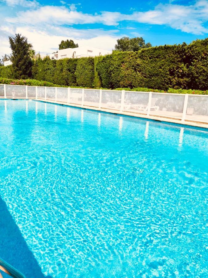 Mandelieu Grand Studio Avec Piscine Et Proche De La Mer Exterior foto